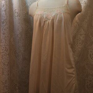 Gloria Vanderbilt vintage nightie size large and really pretty! 100% nylon